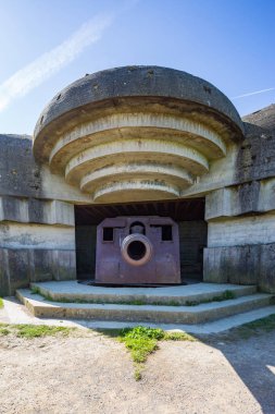 Güneşte Sur Mer Normandiya Omaha ve altın plajlar iniş arasında yer alan, Alman deniz topçu batarya kalıntıları.