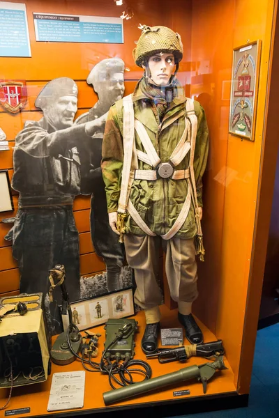 Arromanches Fransa 6th Mayıs 2013: 6 Haziran 1944, ekranda İngiliz paratroop ekipman D-Day Müzesi Arromanches, Fransa