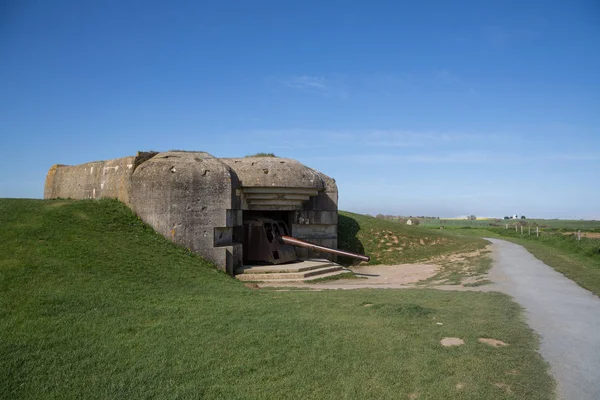 Güneşte Sur Mer Normandiya Omaha ve altın plajlar iniş arasında yer alan, Alman deniz topçu batarya kalıntıları.