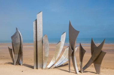 Vierville Sur Mer Normandy 6 Mayıs 2013: 6 Haziran 1944 D-Day iniş anısına Normandy, Fransa, Omaha Beach 'Les Braves' Anıtı