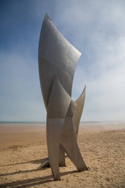 Vierville Sur Mer Normandy 6 Mayıs 2013: 6 Haziran 1944 D-Day iniş anısına Normandy, Fransa, Omaha Beach 'Les Braves' Anıtı