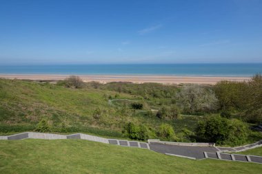 Yanmış sur Mer, Normandy adlı Amerikan Mezarlığı dan görüldüğü gibi Omaha beach