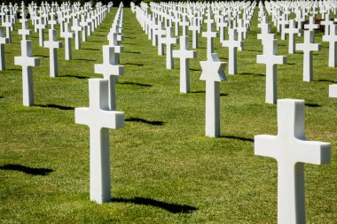 Yanmış sur Mer, Normandiya Omaha beach yakınındaki, Amerikan savaş Mezarlığı