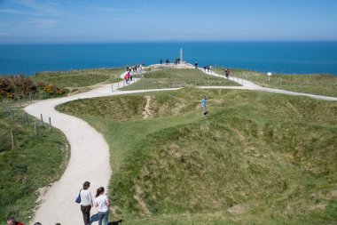 Pointe Du Hoc, Normandiya 6 Mayıs 2013: Alman turist bunkerleri hangi bize Rangers D-Day 1944 tarihinde tarafından ele geçirildi