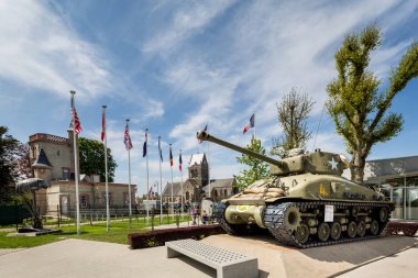 St Mere Eglise, Normandiya 7 Mayıs 2013: Amerikan Hava Müzesi, sergilenen bir Sherman tank giriş