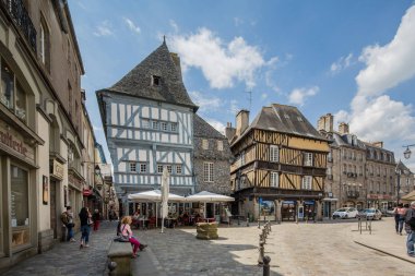 Dinan Fransa 7th Mayıs 2013: Turistler ve yerliler için güzel şehir, Dinan, onun birçok çerçeveli ahşap evleriyle içinde.