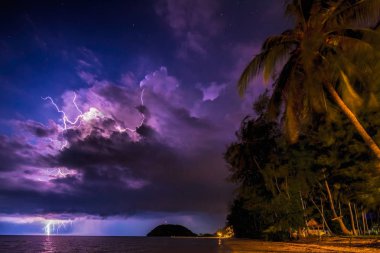Koh Samui, Tayland üzerinde aydınlatma fırtına