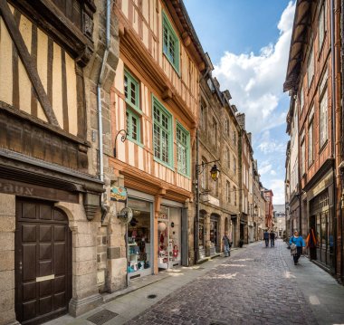 Dinan Fransa 7th Mayıs 2013: Turistler ve yerliler için güzel şehir, Dinan, onun birçok çerçeveli ahşap evleriyle içinde.