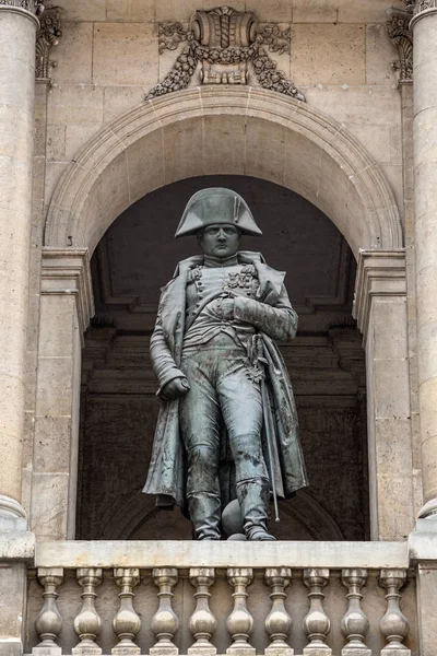 フランスのホテル ザンヴァリッドのナポレオン像 — ストック写真
