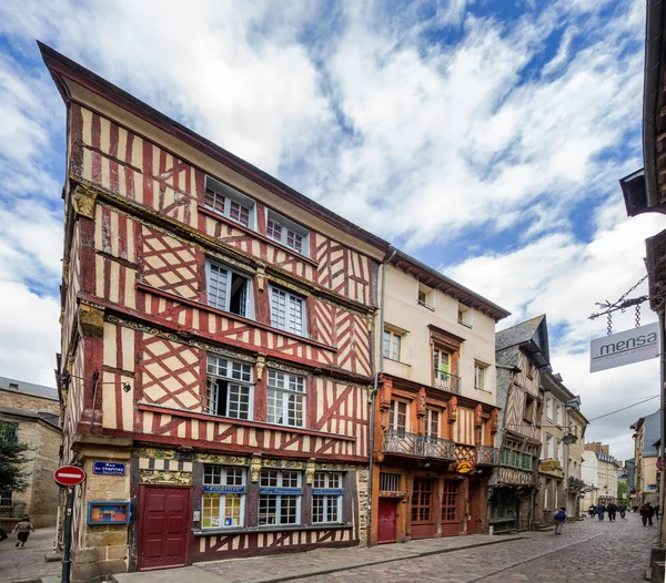 Rennes Brittany 8th Mayıs 2013: Turist eski yarı ahşap evlerin arasında dolaşmak