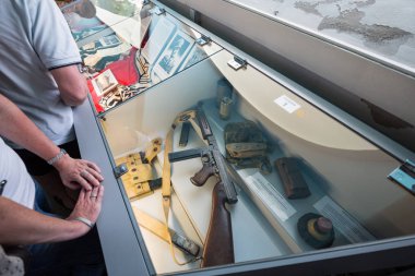 St Mere Eglise, Normandiya 7 Mayıs 2013: Amerikan Hava Müzesi'nde sergilenen Amerikan silah