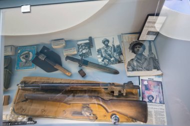 St Mere Eglise, Normandiya 7 Mayıs 2013: Amerikan Hava Müzesi'nde sergilenen Amerikan silah