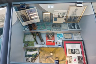 St Mere Eglise, Normandiya 7 Mayıs 2013: Amerikan Hava Müzesi'nde ekranda Amerikan ekipman