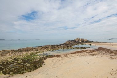 St Malo Brittany 7 Mayıs 2013: turist küçük Bre kaleye çıkıp