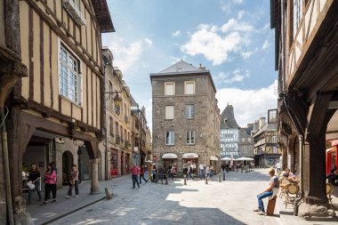 Dinan, Brittany 7 Mayıs 2013: ' turistler ve yerliler dolaşmak Dinan yarı ahşap mimaride çarpıcı arasında