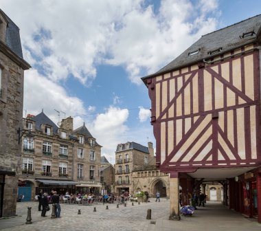Dinan, Brittany 7 Mayıs 2013: ' turistler ve yerliler dolaşmak Dinan yarı ahşap mimaride çarpıcı arasında