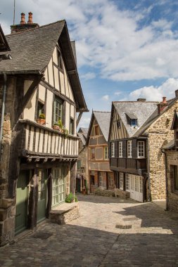 Dinan, Brittany güzel yarı ahşap evleri arasında Arnavut kaldırımlı sokak