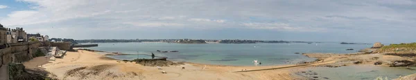 Πανοραμική Θέα Της Παραλίας Του Malo Dinard Στο Παρασκήνιο — Φωτογραφία Αρχείου