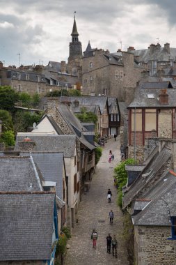 Dinan, Brittany 7 Mayıs 2013: Eski duvarlar ve ağ geçidi'nde Dinan, Brittany görünüm ooking yokuş yukarı