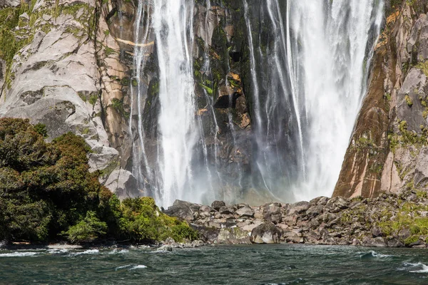 Şelale, Milford ses, Fiordland, Yeni Zelanda