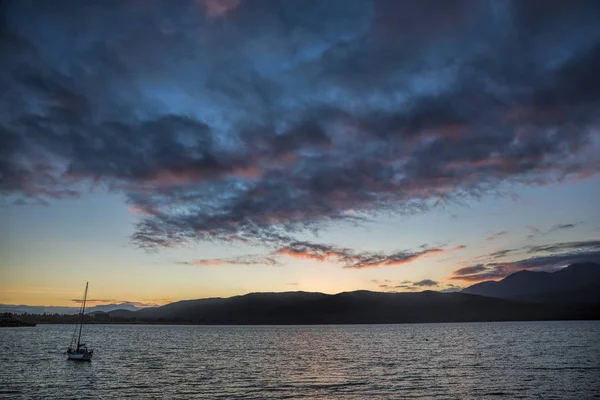 Göl Te Anau gün batımında, South Island, Yeni Zelanda