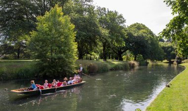 Christchurch Yeni Zelanda 19th Aralık 2014: Christchurch botanik bahçeleri ile Avon nehri üzerinde topa vurma