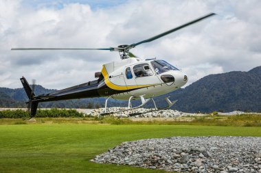Franz Josef Glacier, south Island, Yeni Zelanda üzerinde yürüyüşçü düşmesi kalktıktan helikopter