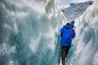 Franz Josef glacier, South Island Yeni Zelanda ile tanımlanamayan yürüyüşçüler, buz yürürken