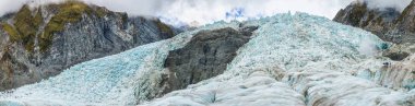 Franz Josef glacier, South Island Yeni Zelanda, kimliği belirsiz yürüyüşçü ile panoramik manzaralı