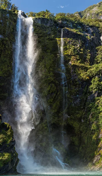 Şelale, Milford ses, Fiordland, Yeni Zelanda