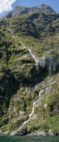Şelale, Milford ses, Fiordland, Yeni Zelanda