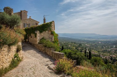Bayan Provence Gordes Ortaçağ tepenin şehir içinde. Fransa