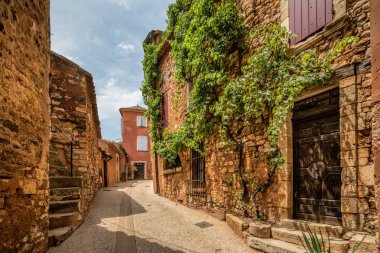 Bayan içinde ünlü şehir Roussillon Provence ocre renkli