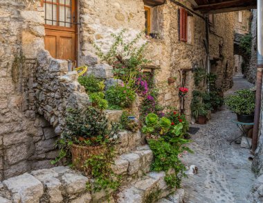 Peillon, Alpes-Maritimes bölümü güneydoğu Fransa'da küçük bir köyde pitoresk kasaba içinde Arnavut kaldırımlı Bayan