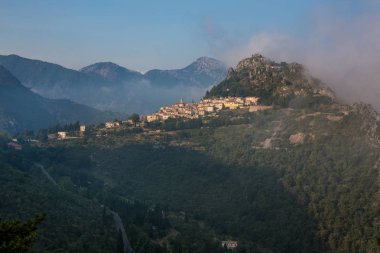 Akşam sis yaklaşık Sainte Agnes, güneydoğu Fransa'da Alpes-Maritimes bölümünde bir komün enshroud için