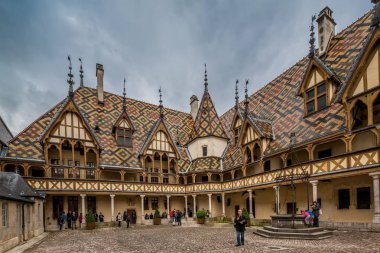 Beaune, Fransa 19th Mayıs 2013: Güzel otel Dieu hastane Müzesi'nde Beaune, Polikrom çatı mimarisi için ünlü