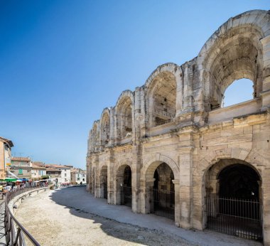 Arles Fransa Temmuz 2015: Arles amfitiyatro ve dükkanlar