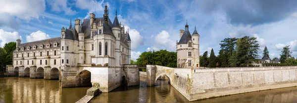 在法国卢瓦尔河谷 Indre Chenonceaux 小村庄附近 Chenonceau 的城堡坐落在河边 — 图库照片