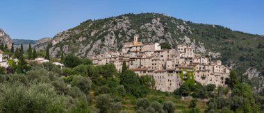 Peillon, Alpes-Maritimes bölümü güneydoğu Fransa'da küçük bir köyde panoramik manzaralı