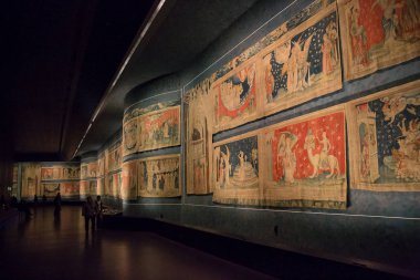 Angers Fransa 9th Mayıs 2013: Apocalypse goblen, ben Anjou Dükü Louis tarafından yaptırılan ve 1377 ve Chateau d'Angers bulunan 1382 arasında üretilen halılar büyük Ortaçağ Fransız kümesi.