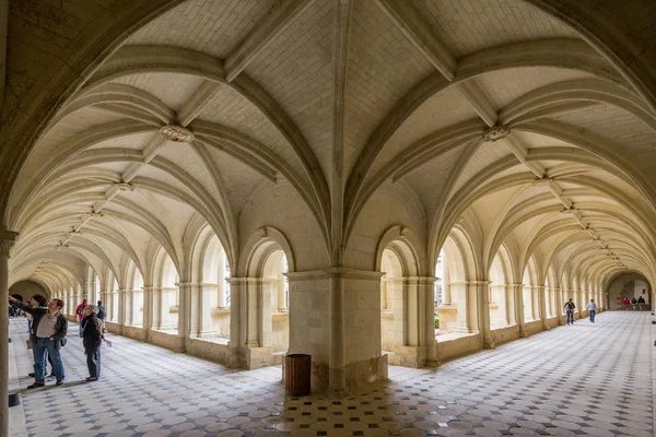 フォントヴロー修道院の回廊のフォントヴロー フランス 2013 観光客 — ストック写真