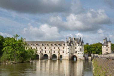 Panoramik manzaralı çarpıcı Chateau de Chenonceau Fransa Loire Vadisi'nin en çok ziyaret edilen ve çok fotoğrafı çekilen chateau bahçeye