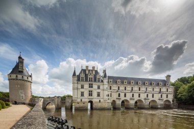 Panoramik manzaralı çarpıcı Chateau de Chenonceau Fransa Loire Vadisi'nin en çok ziyaret edilen ve çok fotoğrafı çekilen chateau bahçeye