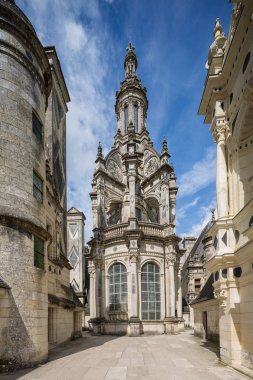 Çatı görünümü Chateau Chambord, Loire Valley, Fransa, sarmal merdiven Kulesi