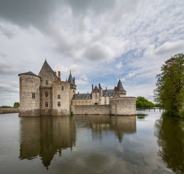 Sully sur Loire chateau 14 yüzyıl sonundan itibaren tarihleri ve Ortaçağ Kalesi başlıca örneklerinden biridir