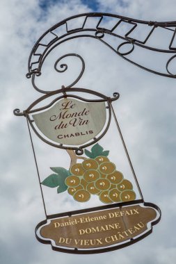 Chablis, Fransa 17th Mayıs 2013: Burgonya, Fransa Chablis şehir içinde bir şarap üreticisi için kayıt