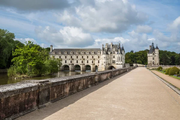 在法国卢瓦尔河谷最受访和拍照的城堡 Chenonceau 的花园全景 — 图库照片