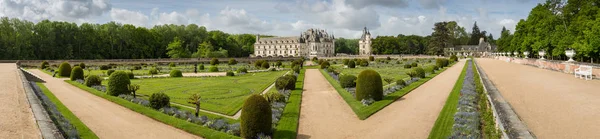 반듯한 프랑스의 루아르 계곡에서 정원의 — 스톡 사진