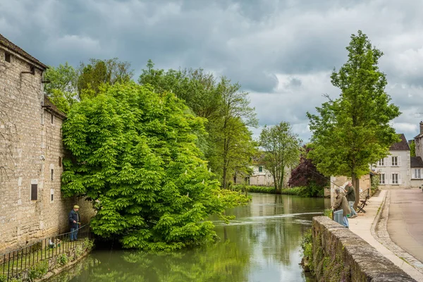 Chablis France May 17Th 2013 Locals Fishing Serein River Chablis — Stock Photo, Image