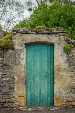 Yeşil kapı Noyers pitoresk kasaba sur dingin, Burgundy, Fransa